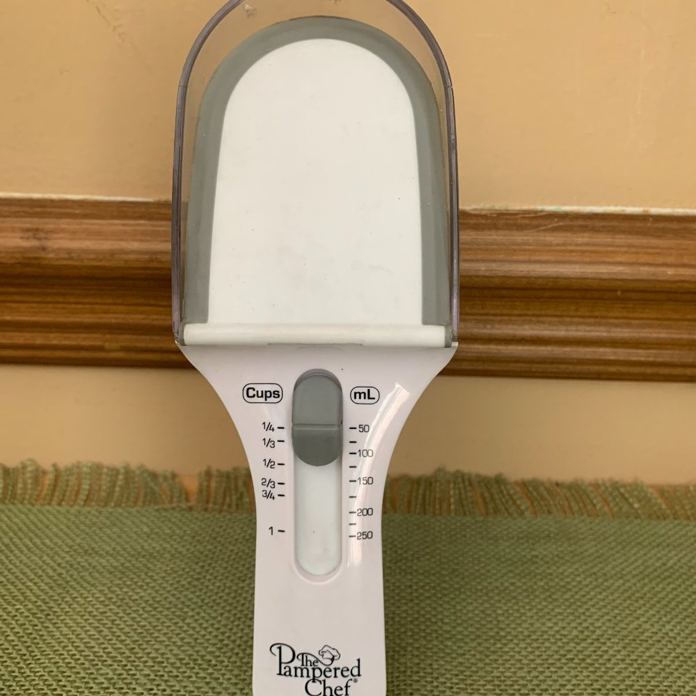 Pampered Chef Easy Adjustable Measuring Cup